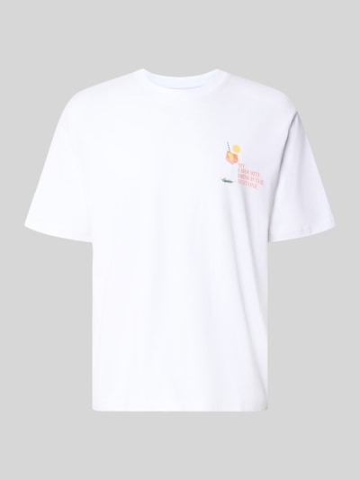 Produktfoto, weißes T-Shirt mit kleinem vorderseitigem Print, gerader Schnitt, Rundhalsausschnitt, Bio-Baumwolle, T-Shirt mit rückseitigem Motiv-Print von MCNEAL, Rückenlänge 70 cm in Größe M.
