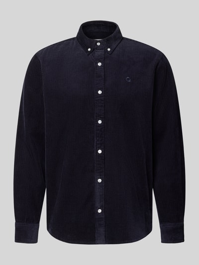 Produktfoto, dunkelblaues Regular Fit Freizeithemd mit Logo-Stitching Modell 'MADISON' von Carhartt Work In Progress, reine Baumwolle, cordähnliche Textur, Button-Down-Kragen, Knopfleiste, sportliche Manschetten, abgerundeter Saum, sichtbare Struktur.