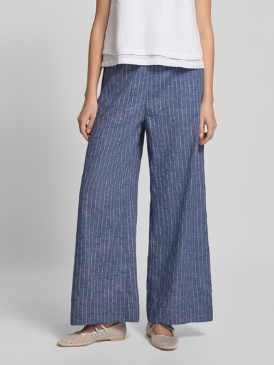 Frauenmodel trägt Wide Leg Hose mit Tunnelzug Modell 'HEIFA' von Neo Noir, reine Baumwolle, blau mit weißen Streifen, Ganzkörperansicht von vorne.