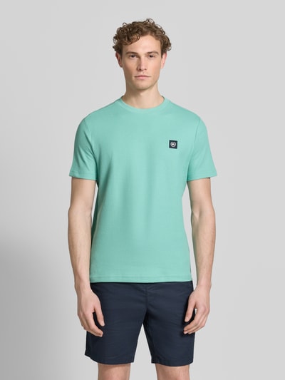 Männermodel trägt T-shirt mit Labelpatch en ronde hals van Lerros in mintgroen, puur katoen, recht model, ruglengte maat M 69 cm, Ganzkörperansicht von vorne.