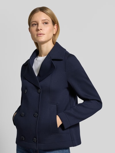 Kobiece modelka nosi Regular Fit Sweatjacke mit Viskose-Anteil od s.Oliver RED LABEL, granatowy kolor, krój regular fit, listwa guzikowa 2-rzędowa, kołnierz z połami, kaptur, długi rękaw, wpuszczane kieszenie, wykończenie materiału dzianina dresowa, widok z przodu w półzbliżeniu.