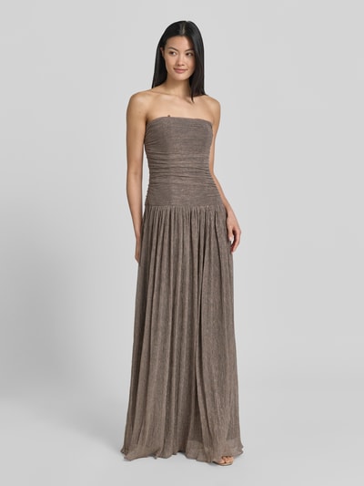 Frauenmodel trägt schimmerndes Off-Shoulder-Kleid mit Drapierungen von Jake*s Cocktail, figurbetontes Maxikleid in Braun, Ganzkörperansicht von vorne. Rückenlänge 132 cm, Brustweite 42 cm in Größe 36.