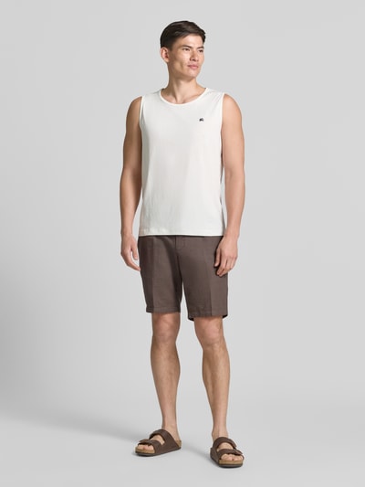 Männermodel trägt Tanktop mit Rundhalsausschnitt und Logo-Print von Lerros aus Reine Baumwolle, Regular-Fit, Rückenlänge 69 cm, Ganzkörperansicht von vorne.