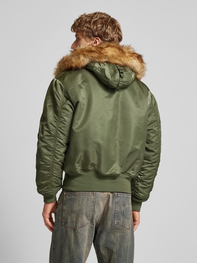 Alpha Industries Bomberjacke mit Label-Detail Oliv 5