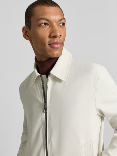 Mężczyzna nosi Regular Fit Blouson mit Umlegekragen Modell 'LIGHT 2.0' od Strellson, jednolity kolor, krój regular fit, zamek, długie rękawy, elastyczne wykończenia, kieszenie, z przodu, zbliżenie na górną część ciała.