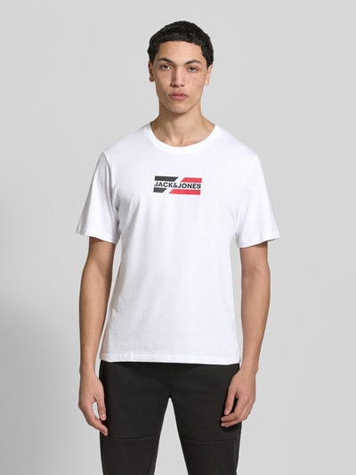 Männermodel trägt T-Shirt mit Logo im 2er-Pack von Jack & Jones, weiß mit Print, Regular Fit aus Baumwolle, Nahaufnahme Oberkörper.
