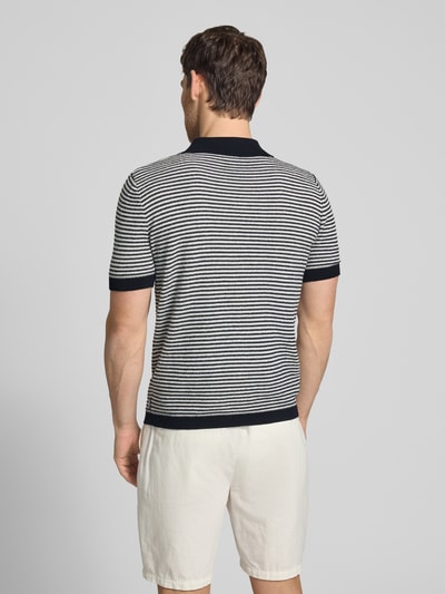Männermodel trägt Regular Fit Poloshirt mit V-Ausschnitt Modell 'RIANO' von CINQUE im Baumwoll-Mix, Streifenmuster, Ganzkörperansicht Rückansicht. Rückenlänge bei Größe M: 70 cm.
