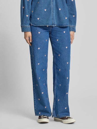 Frauenmodel trägt Loose Fit Wide Leg Jeans aus reiner Baumwolle Modell 'VEGA' von Only mit Motiv-Stitching und 5-Pocket-Design, Denim-Optik, Vorderansicht, Nahaufnahme Unterkörper.