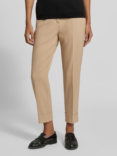 Vrouwenmodel draagt Regular Fit smalle broek met viscose-katoen van CAMBIO, model 'KRYSTAL', beige, rechte lijnen, close-up onderlichaam, vooraanzicht.