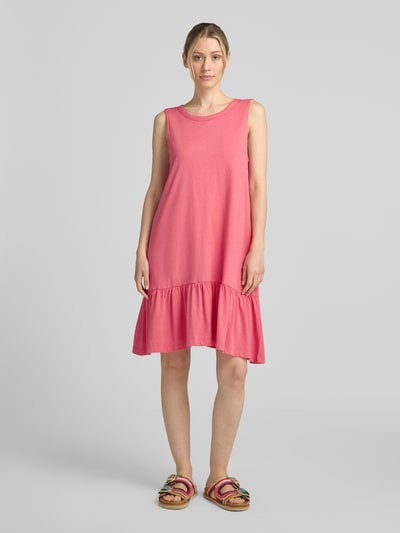 Frauenmodel trägt Relaxed Fit Freizeitkleid aus Baumwoll-Modal-Mix von s.Oliver RED LABEL in Rosa, glatte Textur, Ganzkörperansicht von vorne.