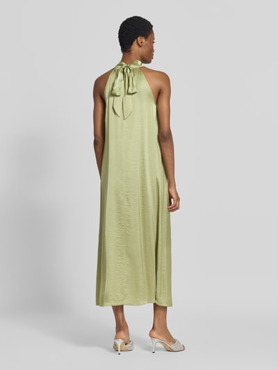 Frauenmodel trägt Maxikleid aus Satin mit Viskose-Anteil Modell 'Zuzeelani' von mbyM in hellem Grün, ärmellos, Relaxed Fit, Ganzkörperansicht Rückansicht.