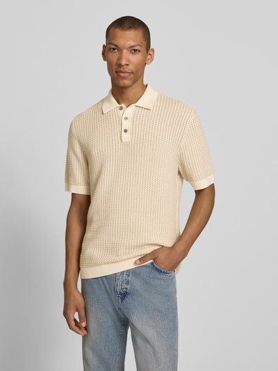 Mężczyznamodel nosi Regular Fit Poloshirt in Strick-Optik Modell 'Kingsley' von Jack & Jones Premium, bawełna, imitacja dzianiny, krój regular fit, model 'Kingsley', z krótkim rękawem, kołnierzyk polo, elastyczne wykończenia, długość tyłu w rozmiarze M: 77 cm, jasny beż, teksturowana powierzchnia, Ganzkörperansicht von vorne.
