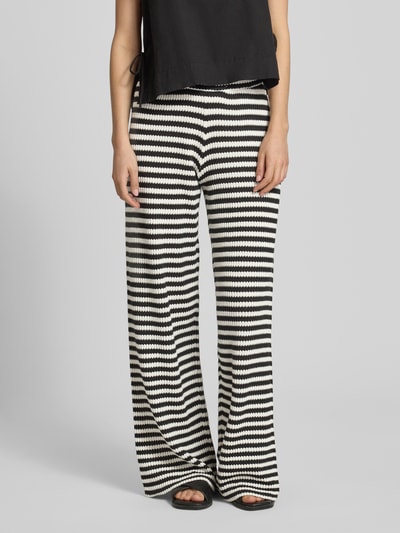 Frauenmodel trägt Wide Fit Stoffhose in Strick-Optik Modell 'Lorianna' von ICHI, Baumwoll-Mix, schwarz-weiß, Nahaufnahme Unterkörper.
