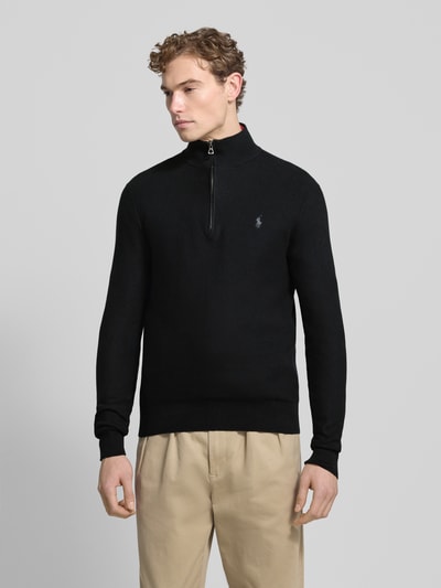 Mannenmodel draagt Strickpullover met Label-Stitching van Polo Ralph Lauren, zwart, puur katoen, regular fit, ribboorden, opstaande kraag, korte ritssluiting, ruglengte 70 cm, mouwlengte 68 cm, voorkant volledig zichtbaar, Ganzkörperansicht von voren.