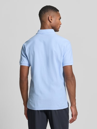 Männermodel trägt Slim Fit Poloshirt aus reiner Baumwolle von Polo Ralph Lauren, look: effen, logodetail, polokraag, korte mouw, piqué. Ganzkörperansicht Rückansicht.
