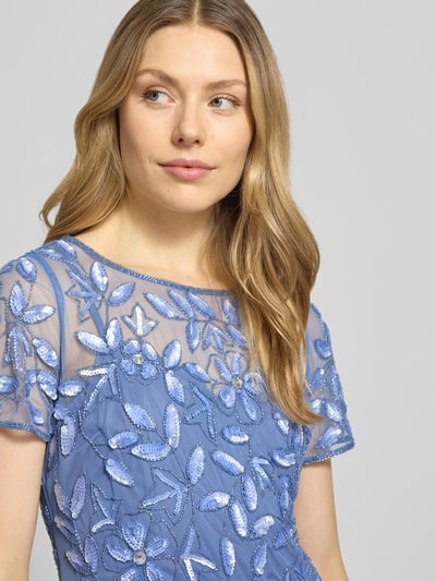Vrouwenmodel draagt Regular Fit avondjurk met all-over bloemenmotief van Adrianna Papell, blauw, met siersteentjes en mesh, semi-transparant, boothals, jurk met korte mouwen, ritssluiting, detailopname bovenlichaam.