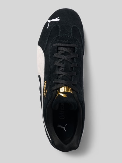 Produktfoto, Sneaker aus echtem Leder Modell 'Speedcat' von PUMA mit abgerundeter Passform, Logo-Detail, Schnürverschluss, glatter Sohle in Schwarz-Weiß, Größenangaben 40, goldene Akzente, Draufsicht