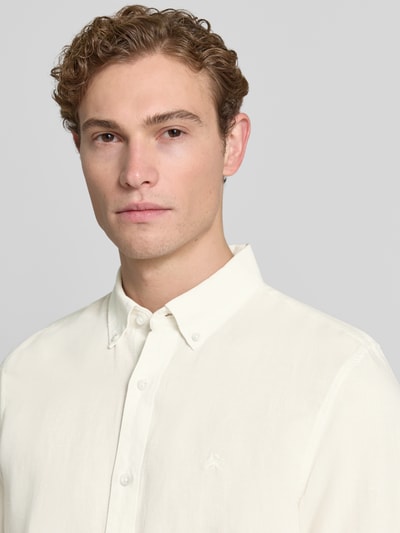 Männermodel trägt Regular Fit Freizeithemd aus Leinen-Baumwoll-Mix von Lerros, Knopfleiste, Button-Down-Kragen, Nahaufnahme Oberkörper.