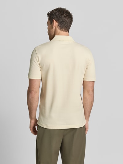 Männermodel trägt Regular Fit Poloshirt aus Baumwoll-Mix Modell 'BLAZE' von SELECTED HOMME, Optik: Unifarben, Struktur, Ganzkörperansicht Rückansicht.