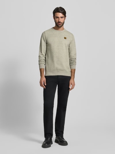 Männermodel trägt Strickpullover mit gerippten Abschlüssen von PME Legend, reine Baumwolle, Regular Fit, Rundhalsausschnitt, Ganzkörperansicht von vorne.