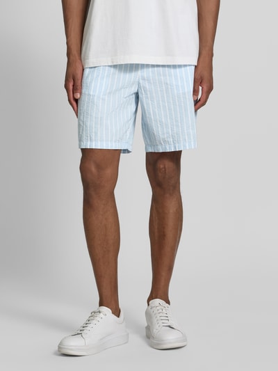 Männermodel trägt Regular Fit Shorts aus reiner Baumwolle Modell 'STUART' von SELECTED HOMME in hellblau gestreift, Nahaufnahme Oberschenkel.