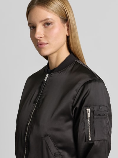 Frauenmodel trägt Regular Fit Bomberjacke mit Stehkragen Modell 'Beth' von khujo aus Elastischer-Material-Mix, Reißverschluss, Nahaufnahme Oberkörper.