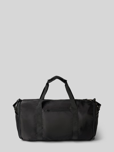 Produktfoto, schwarze Duffel Bag mit Logo-Detail von AY STUDIOS, sichtbares Außenfach, glatte Struktur, grauer Hintergrund, Herrentasche