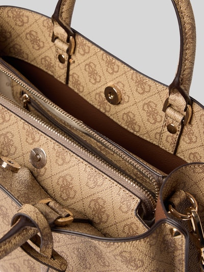 Produktfoto, Handtasche mit Allover-Label-Print Modell 'MERIDIAN II' von GUESS in Beige-Braun, Reißverschluss, Metall-Details, strukturierte Oberfläche