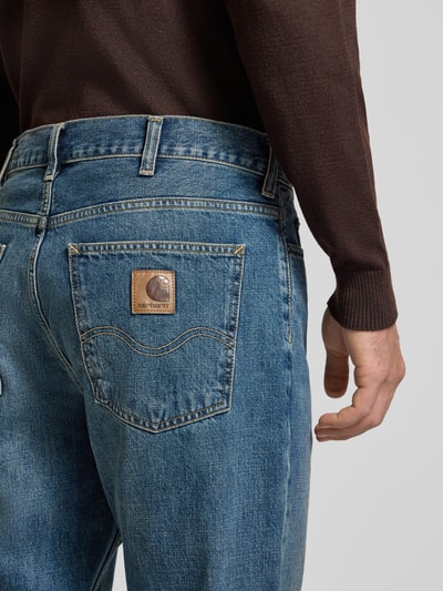 Männermodel trägt Jeans im Used-Look Modell 'MARLOW' von Carhartt Work In Progress, Reine Baumwolle, Regular-Fit, Eingrifftaschen, Nahaufnahme Rückansicht.