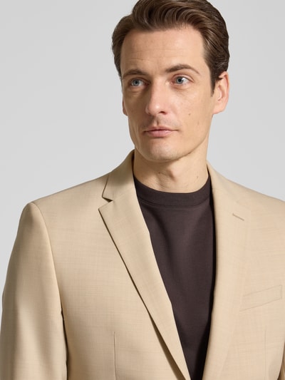 Männermodel trägt Slim Fit 2-Knopf-Sakko mit Pattentaschen Modell 'Allen' von DIGEL, reine Viskose, Nahaufnahme Oberkörper.