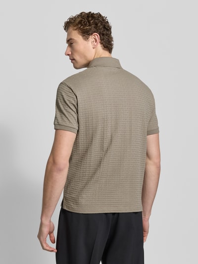 Männermodel trägt Regular Fit Poloshirt mit Strukturmuster von Emporio Armani in Beige, Reine Baumwolle, Polokragen, Knopfleiste, Rückenlänge 70 cm, Ganzkörperansicht Rückansicht.