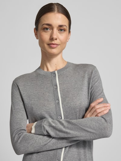 Frauenmodel trägt Cardigan aus Leinen-Mix mit Rundhalsausschnitt von Stefanel in Grau, Slim Fit, Knopfleiste, Nahaufnahme Oberkörper.