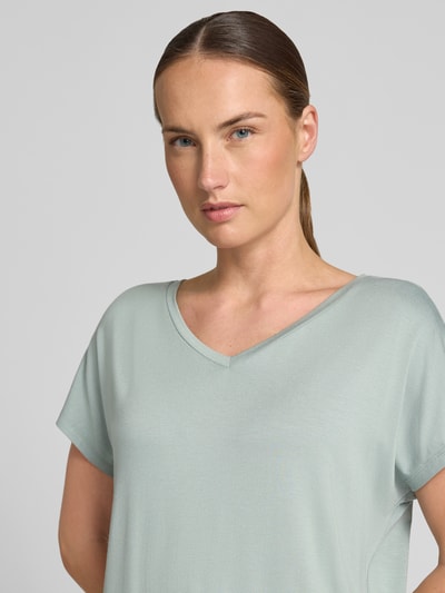 Frauenmodel trägt T-Shirt aus Viskose-Elasthan-Mix mit V-Ausschnitt von Christian Berg Woman, Damen T-Shirt, Relaxed-Fit, Kappärmel, Rückenlänge 63 cm bei Größe S, hellgrün, glatte Oberfläche, Nahaufnahme Oberkörper.