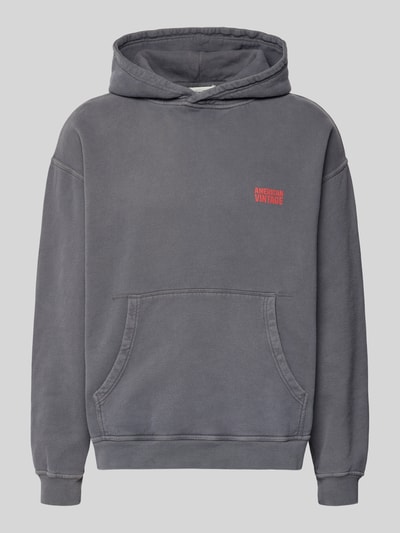 Produktfoto, dunkelgrauer Hoodie aus Baumwolle Modell 'PLIZZY' von American Vintage mit Kapuze, Label-Detail und Känguru-Tasche, lockerer Schnitt.