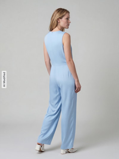 Frauenmodel trägt Jumpsuit aus Satin mit Bindegürtel von Christian Berg Cocktail in Hellblau, gerades Bein, glatte Textur, Ganzkörperansicht Rückansicht, leicht taillierte Passform, Rundhalsausschnitt, Nahtreißverschluss hinten, Produktlänge Größe 36: 155 cm.