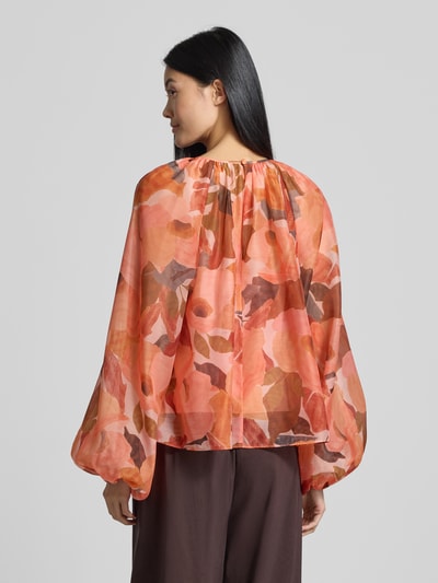 Vrouwenmodel draagt Relaxed fit blouse met all-over bloemenprint Model 'Sabrona' van Ted Baker, Dames blouse met plooien, met lange mouwen, ruglengte maat 36: 56 cm, mouwlengte maat 36: 74 cm, Ganzkörperansicht Rückansicht.