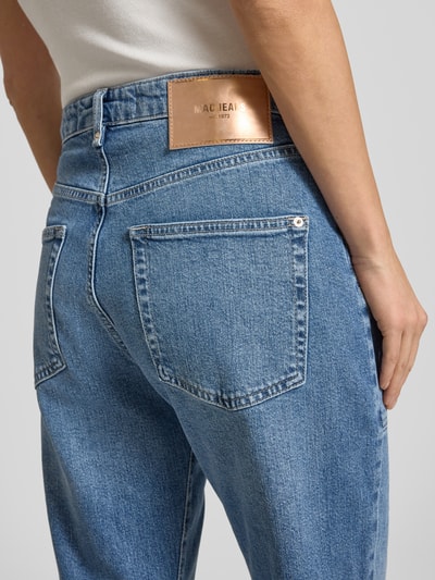 Frauenmodel trägt Baggy Jeans mit 5-Pocket-Design von MAC aus Baumwoll-Lyocell-Mix mit Stretch-Anteil, lockerer Schnitt, Detailaufnahme Rückansicht.