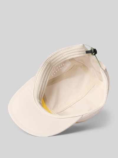 Produktfoto, Größenverstellbare Cap mit Logo von PEAK PERFORMANCE in Beige mit Two-Tone-Design, verstärktem Schirm und Logo, Größenverstellbar, Stoff mit glatter Textur, helle Farbgebung, Detailansicht der Innenseite.