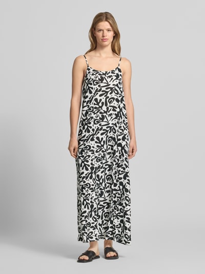 Kobiece model prezentuje długą sukienkę maxi z czarno-białym, kwiatowym wzorem marki Pieces, Schmales Freizeitkleid aus reiner Viskose Modell 'BARRI', cienkie ramiączka, tkanina z wiskozy, całkowity widok z przodu