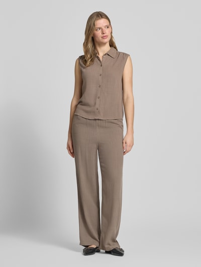 Frauenmodel trägt Loose Fit Weite Hose aus Viskose-Leinen-Mix Modell 'SIESTA' von Only, Optik: Unifarben, Flammgarn, Tunnelzug, Bundabschluss: elastisch, seitliche Eingrifftaschen, Ganzkörperansicht von vorne.