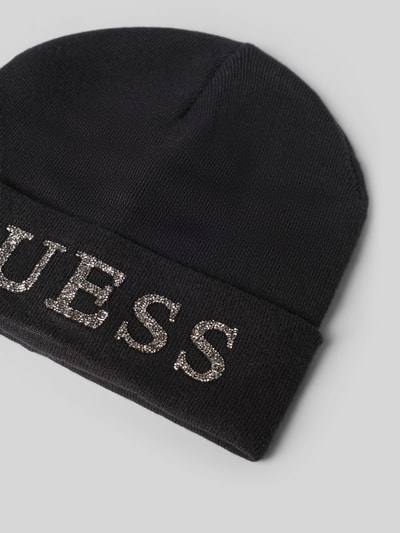 Produktfoto, schwarze Mütze aus Viskose-Mix mit breitem Umschlag und Label-Detail, Mütze aus Viskose-Mix mit Label-Detail von GUESS, strukturierte Stricktextur