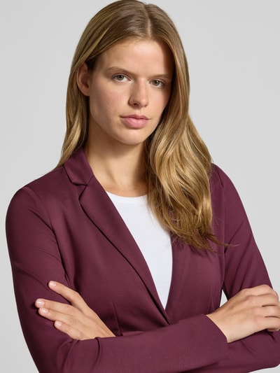 Kobiece modelka nosi Slim Fit Kurzblazer aus Viskose-Mix Modell 'POPTRASH' von ONLY w kolorze bordowym, tekstura gładka, zbliżenie górnej części ciała, damski krótki żakiet marki ONLY