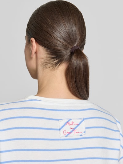Männermodel trägt Regular Fit T-Shirt mit Rundhalsausschnitt von Smith and Soul aus bawełna, krój regular fit, opuszczone ramiona, długość tyłu w rozmiarze S: 56 cm, białe z niebieskimi paskami, tekstura miękka, detal naszywki na plecach, Ganzkörperansicht Rückansicht.