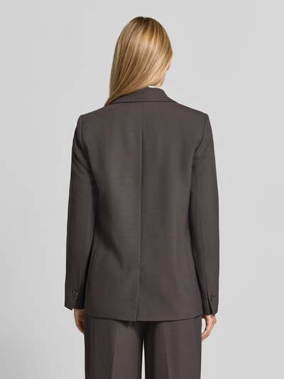 Frauenmodel trägt Oversized Blazer mit Reverskragen von COMMA, dunkelgraue Farbe, glatte Textur, Ganzkörperansicht Rückansicht. Kontext: Doppelte Knopfleiste, Pattentaschen, oversized Fit, Rückenlänge 69 cm, Brustweite 51 cm, Ärmellänge 63 cm.