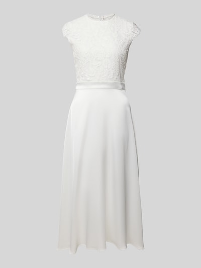 Produktfoto, Brautkleid in Midilänge Modell 'Lilia' von GUIDO MARIA KRETSCHMER WOMAN, Oberteil aus Spitze, Rockteil aus Satin, taillierte Passform, Stehkragen mit Spitzenbordüre, extrakurze Ärmel, Taillenpasse, Nahtreißverschluss hinten, weiß, glatte und strukturierte Oberflächen.