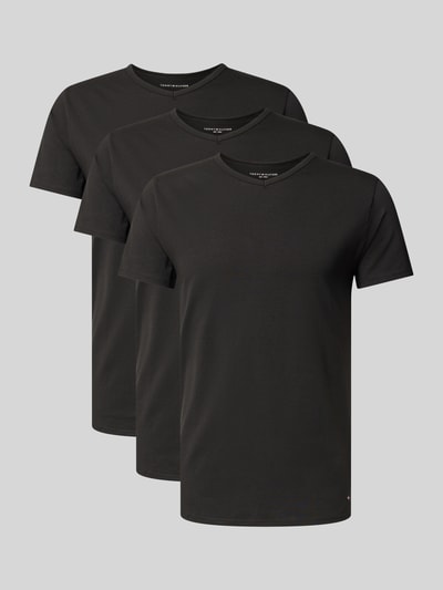 Produktfoto, Slim Fit T-Shirt Set aus Baumwoll-Mix im 3er-Pack von Tommy Hilfiger, Optik: Unifarben, Passform: Slim-Fit, Ausschnitt: V-Ausschnitt, Ärmelform: Kurzarm, Multipack:3er-Pack, Materialverarbeitung: Jersey, Material: Baumwoll-Mix, schwarze Farbe, glatte Oberfläche, klare Linien, dezente Textur