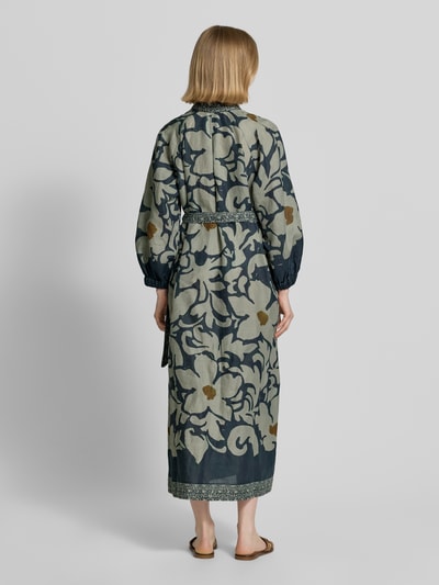 Frauenmodel trägt Hemdblusenkleid mit Bindegürtel von Luisa Cerano, taillierter Schnitt, Raglanärmel, Midikleid mit floralem Muster, Ganzkörperansicht Rückansicht.