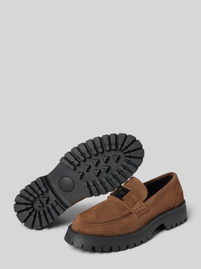 Produktfoto, loafersy z naturalnej skóry Model 'Gorizia' od GUESS, brązowa cholewka, zaokrąglony czubek, detal z logo, profilowana podeszwa, wysokość obcasa w rozmiarze 44: 4 cm, wysokość cholewki w rozmiarze 44: 7 cm, szerokość w rozmiarze 44: 12 cm