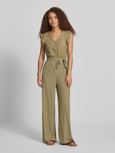 Vrouwenmodel draagt Regular Fit Jumpsuit met Lochstickerei model 'LELISA' van Only in effen kleuren met strikceintuur en kapmouwen, V-hals en korte knoopsluiting, vooraanzicht van het hele lichaam.
