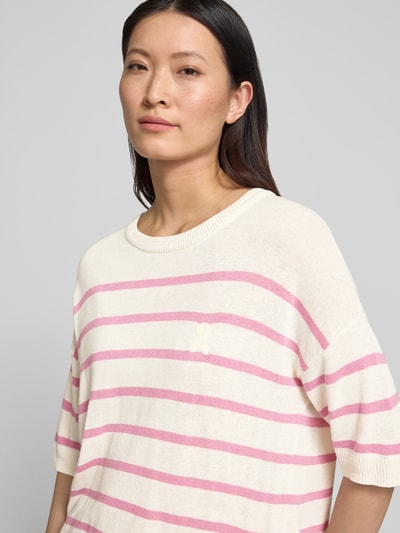 Modelka kobieca ma na sobie Regular Fit Strickshirt aus Leinen-Baumwoll-Mix von Armedangels, kremowo-różowe paski, damski strickshirt, zbliżenie na górę sylwetki